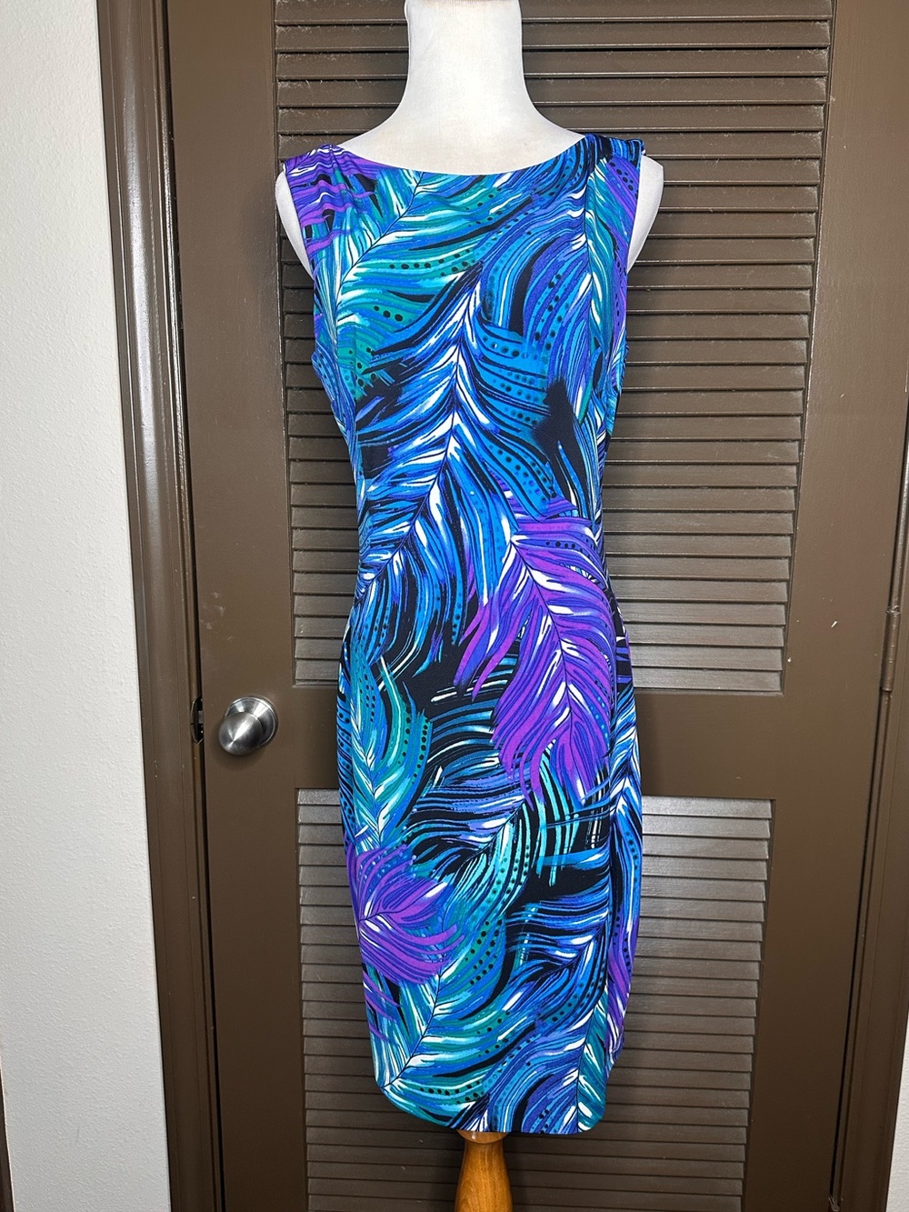 CACHE | Sleeveless Tropical Leaf Print MJ Dress in Blue & Purple